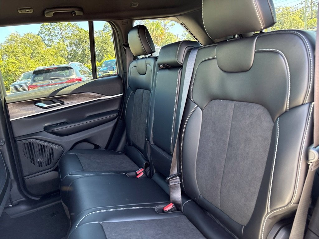 2027 Jeep Grand Cherokee GRAND CHEROKEE LAREDO ALTITUDE 4X2