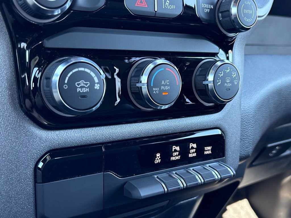 2027 RAM Ram 1500 RAM 1500 EXPRESS CREW CAB 4X2 5'7' BOX