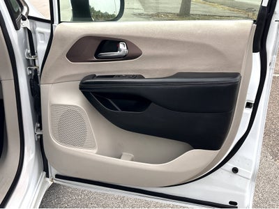 2022 Chrysler Voyager LX