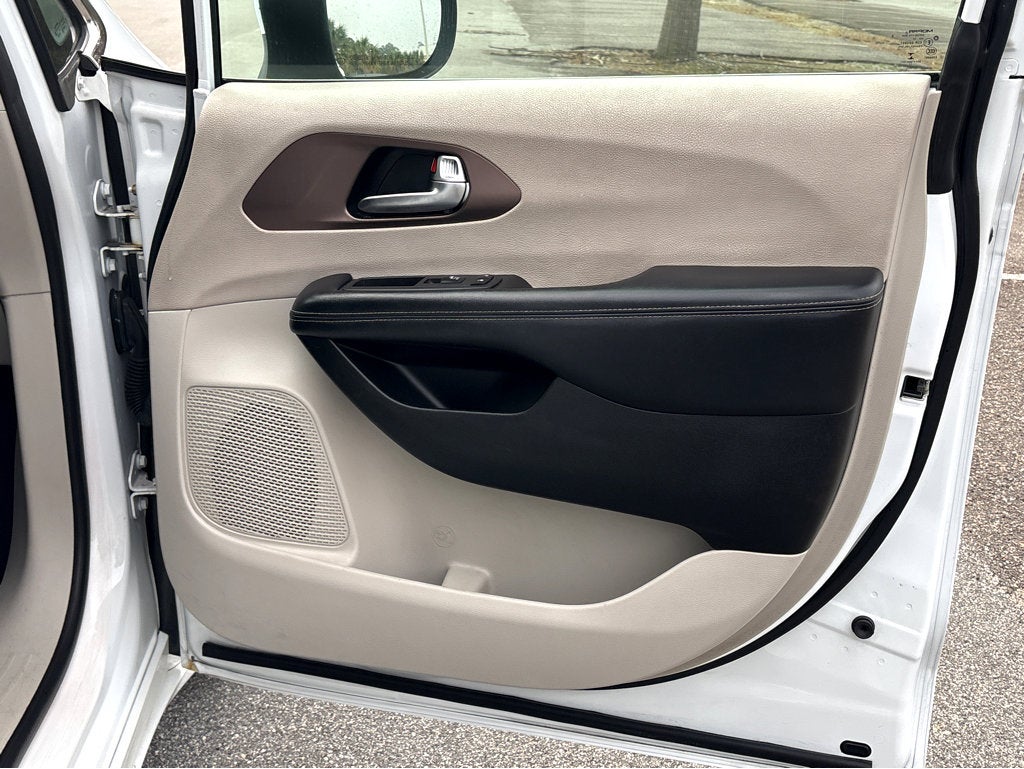 2022 Chrysler Voyager LX