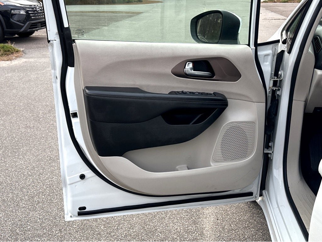 2022 Chrysler Voyager LX