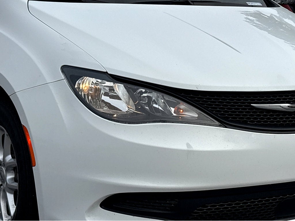 2022 Chrysler Voyager LX