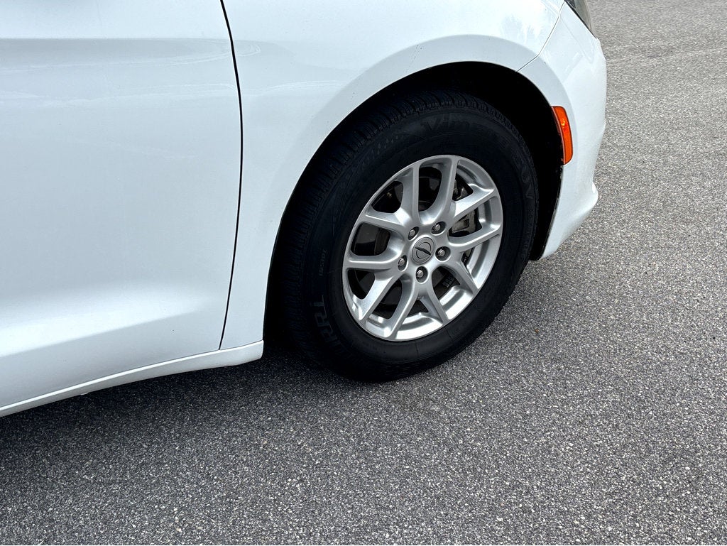 2022 Chrysler Voyager LX