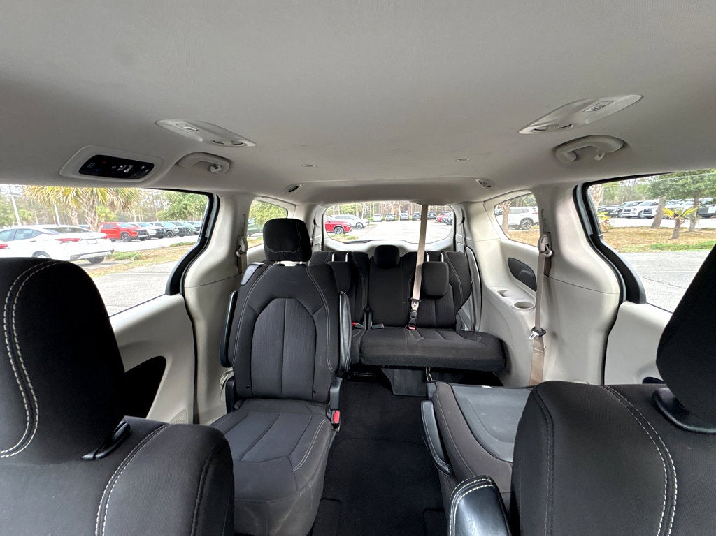 2022 Chrysler Voyager LX