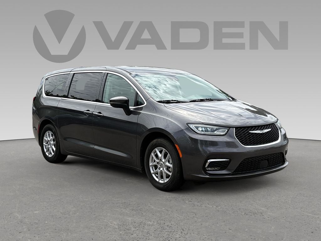 2023 Chrysler Pacifica Touring L's photo