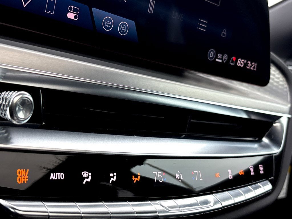 2025 Cadillac LYRIQ Luxury 2