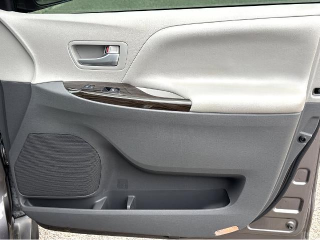 2016 Toyota Sienna XLE